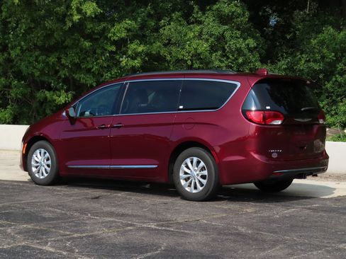 Used 2017 Chrysler Pacifica Touring-L FWD image 6