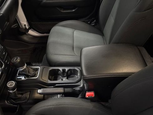 Used 2019 Jeep Wrangler Unlimited Sahara w/ Cold Weather Group image 11