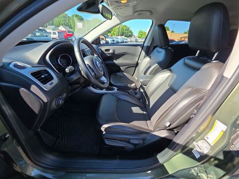 Used 2018 Jeep Compass Latitude w/ Safe & Security Group AWD/4WD image 3