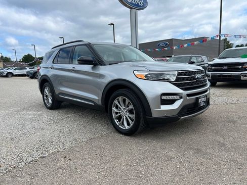 Used 2023 Ford Explorer XLT w/ Equipment Group 202A AWD/4WD image 2