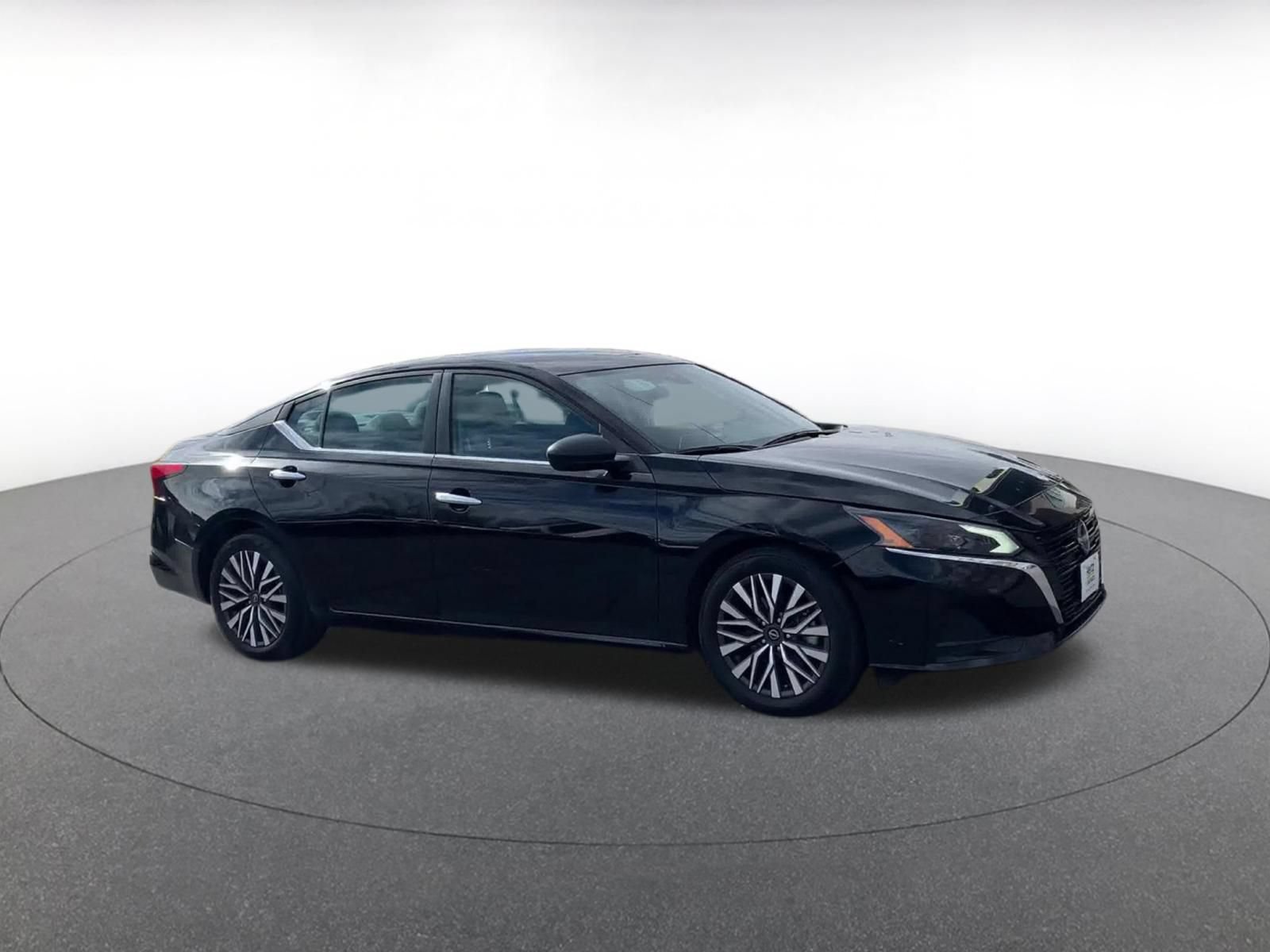 Used 2025 Nissan Altima 2.5 SV FWD image 2
