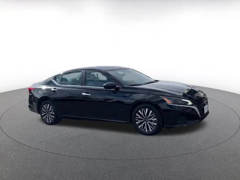 Used 2025 Nissan Altima 2.5 SV FWD image 2