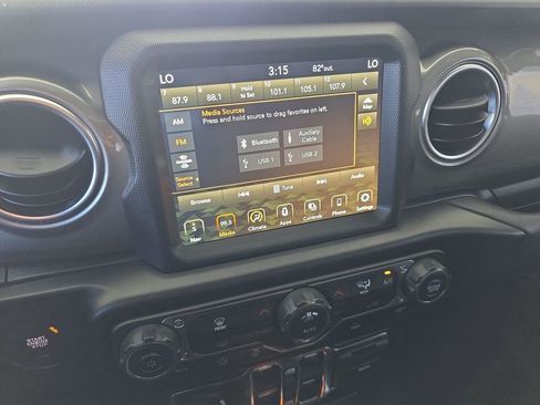 Used 2022 Jeep Wrangler Unlimited Sahara AWD/4WD image 13