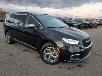 Certified 2022 Chrysler Pacifica Limited w/ Uconnect Theater Family Group