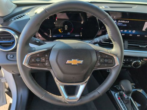 Used 2025 Chevrolet Trax LT w/ LT Convenience Package image 19