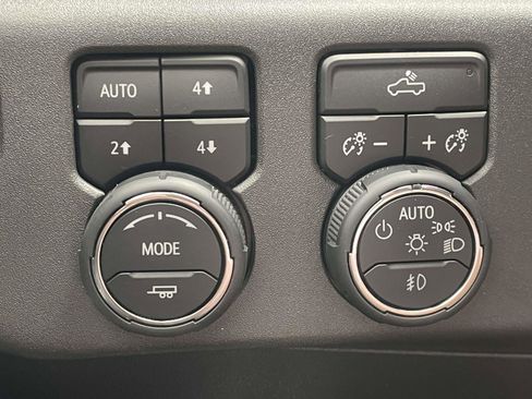 Used 2024 Chevrolet Silverado 1500 LT Trail Boss w/ Convenience Package II AWD/4WD image 34