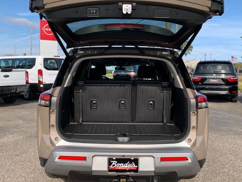 Used 2024 Nissan Pathfinder Platinum w/ Cargo Package image 7