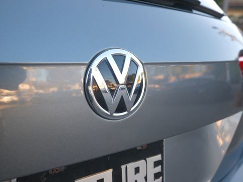 Used 2018 Volkswagen Tiguan SE image 43