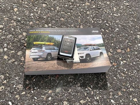 Used 2023 Jeep Grand Cherokee Laredo AWD/4WD image 10
