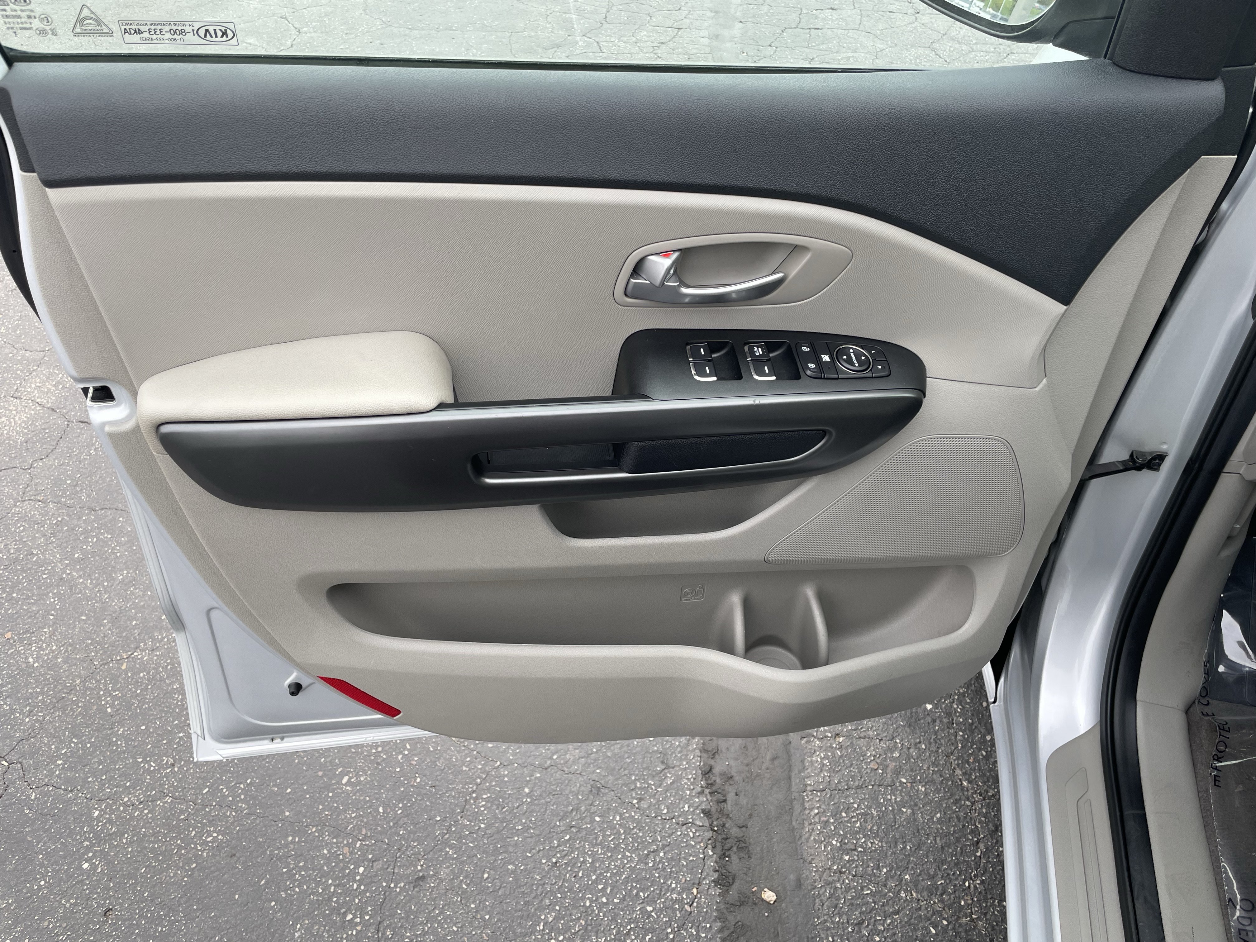 Used 2020 Kia Sedona LX FWD image 11