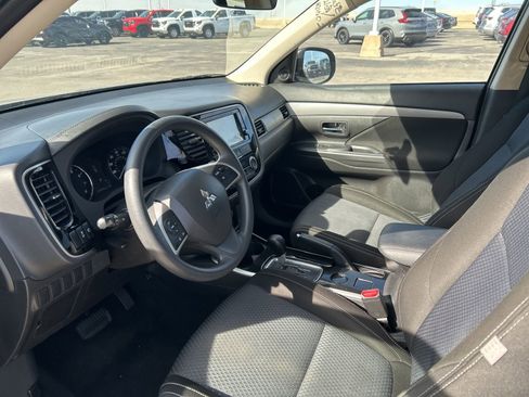 Used 2018 Mitsubishi Outlander ES image 12