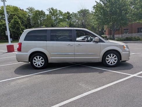 Used 2016 Chrysler Town & Country Touring FWD image 4