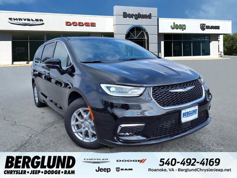 New 2026 Chrysler Pacifica Select image 1