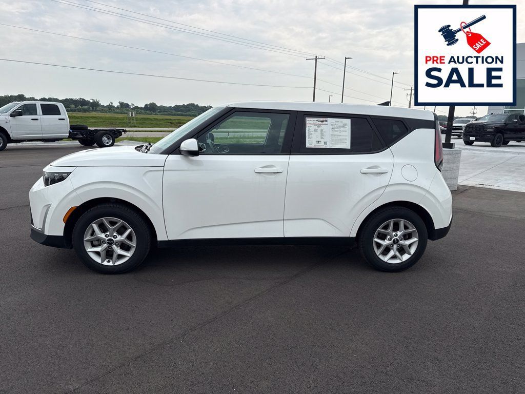 Used 2024 Kia Soul LX w/ Option Group 015 FWD image 2