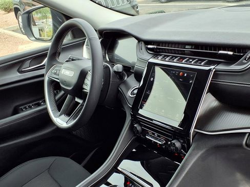 Used 2024 Jeep Grand Cherokee L Laredo image 12