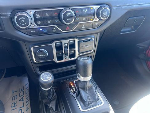 Used 2025 Jeep Wrangler Sahara image 19