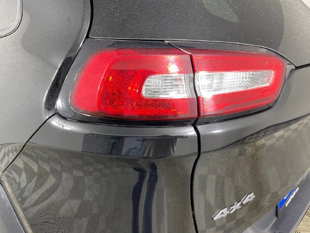 Used 2017 Jeep Cherokee Trailhawk w/ Comfort/Convenience Group AWD/4WD image 21