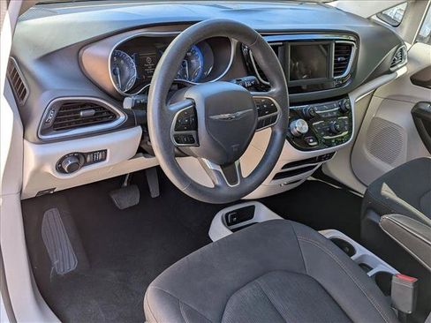Used 2018 Chrysler Pacifica LX w/ Tire & Wheel Group FWD image 10