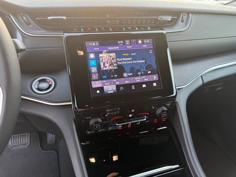 New 2025 Jeep Grand Cherokee Altitude image 16