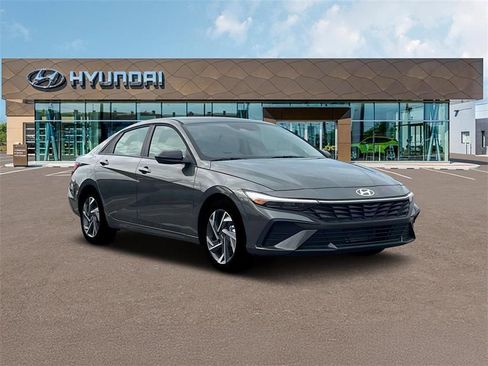 Used 2025 Hyundai Elantra Sport FWD image 11