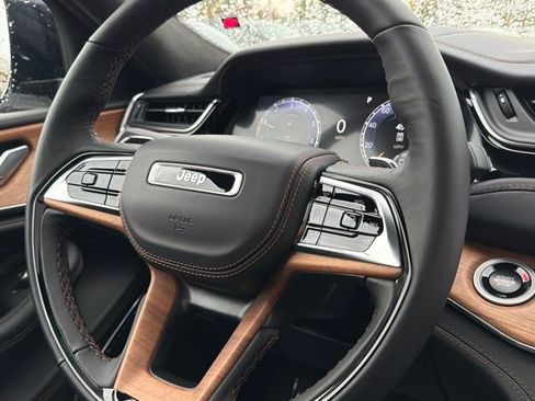 New 2025 Jeep Grand Cherokee Summit image 13