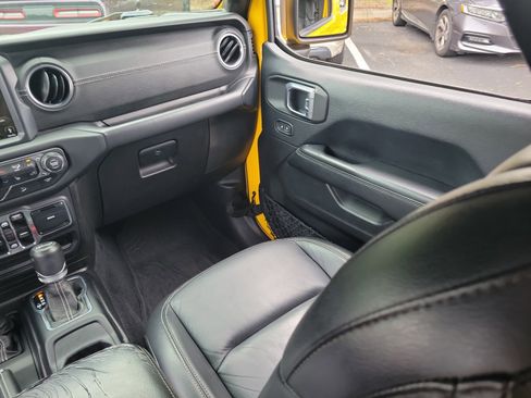 Used 2018 Jeep Wrangler Unlimited Sahara AWD/4WD image 18