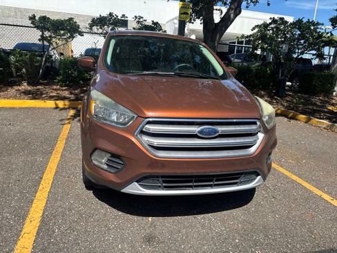 Used 2017 Ford Escape SE FWD image 2
