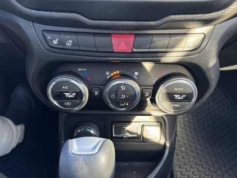 Used 2017 Jeep Renegade Latitude w/ Popular Equipment Group image 18