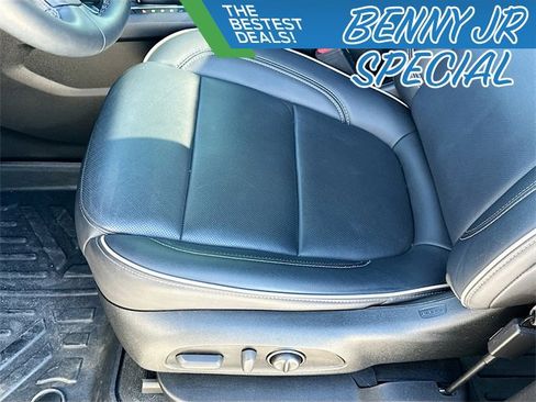 Used 2023 Chevrolet Traverse Premier image 19