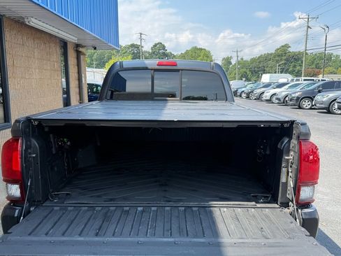 Used 2018 Toyota Tacoma SR5 RWD image 11