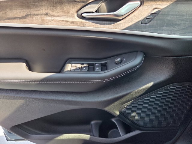New 2027 Jeep Grand Cherokee Limited RWD image 25