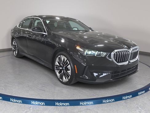 Used 2026 BMW 530i w/ Convenience Package RWD image 4