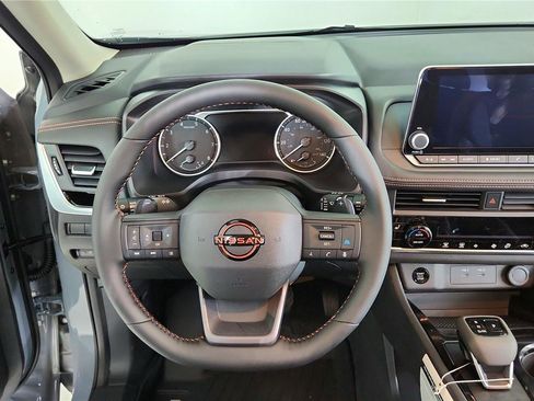 Used 2025 Nissan Rogue SV image 32