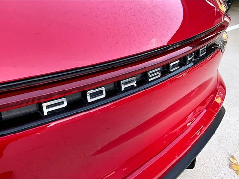 Used 2022 Porsche Macan image 32