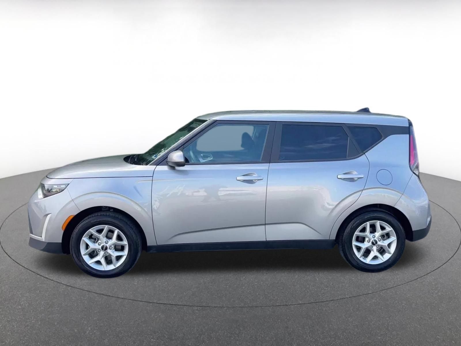 Used 2025 Kia Soul LX w/ LX Technology Package FWD image 8
