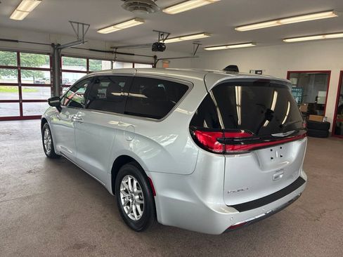 Certified 2024 Chrysler Pacifica Touring-L FWD image 24