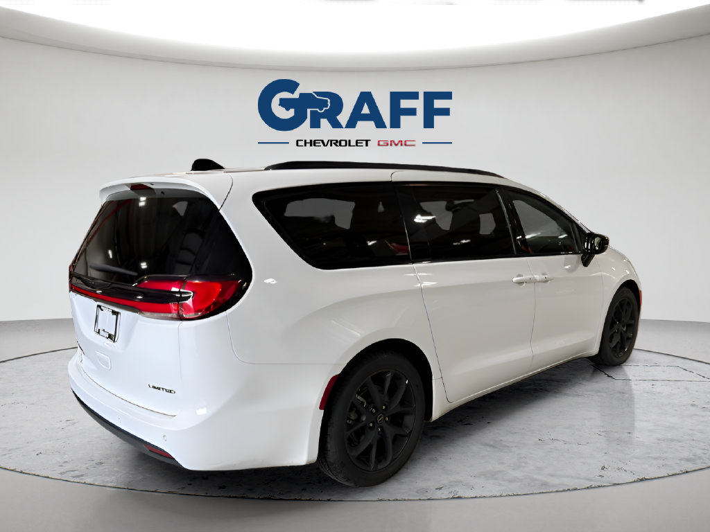 Used 2025 Chrysler Pacifica Limited FWD image 5