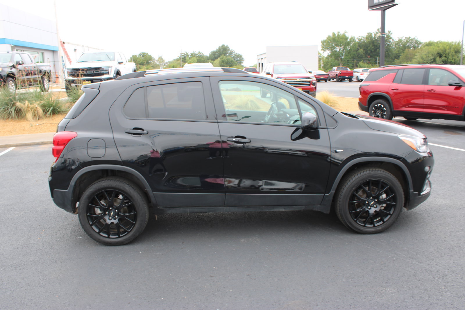 Used 2022 Chevrolet Trax LT w/ Midnight Edition AWD/4WD image 9