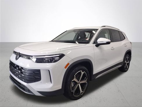 New 2025 Volkswagen Tiguan SE image 2