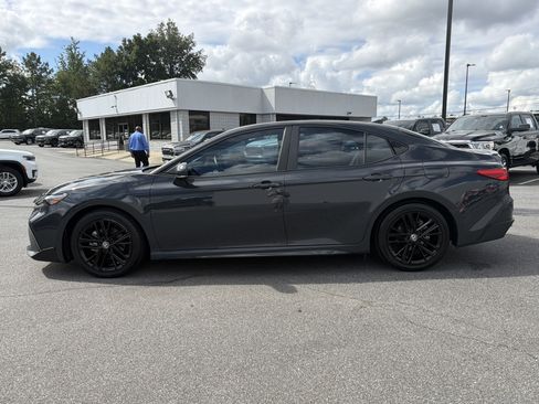 Used 2025 Toyota Camry SE FWD image 4