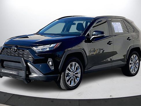 Used 2022 Toyota RAV4 XLE Premium image 4