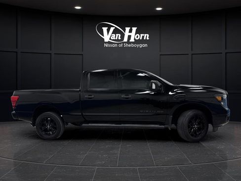 Used 2018 Nissan Titan SV w/ SV Convenience Package image 2