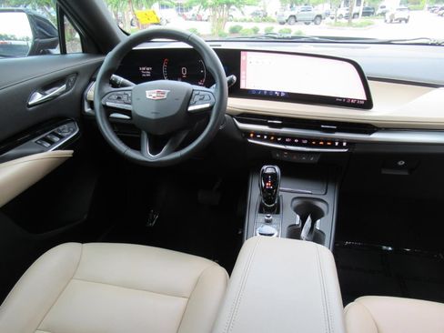 Certified 2024 Cadillac XT4 Luxury w/ Cold Weather Package FWD image 14