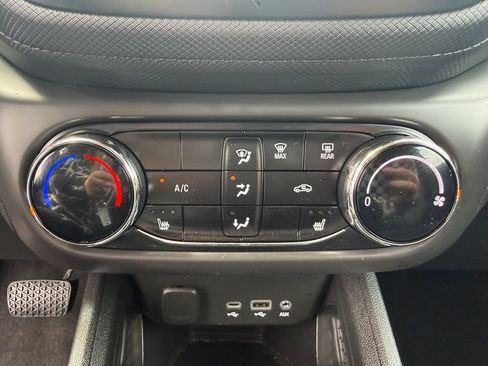 Used 2023 Chevrolet TrailBlazer LT FWD image 30
