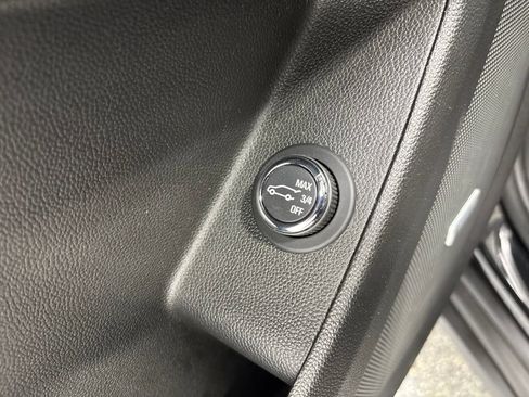 Used 2023 Chevrolet Traverse LT w/ LT Premium Package AWD/4WD image 41