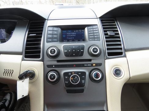 Used 2013 Ford Taurus SE image 24