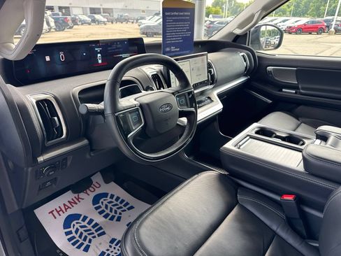 Used 2025 Ford Expedition Platinum w/ Driver's Package AWD/4WD image 25