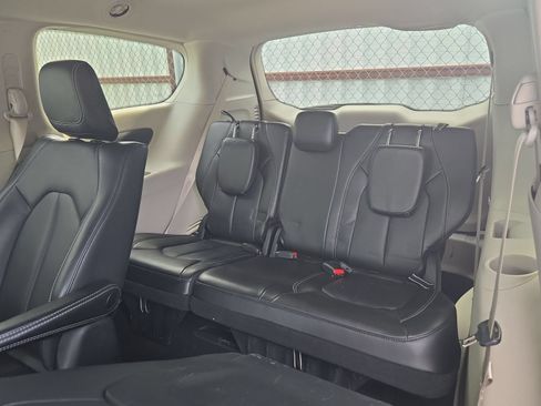 Used 2023 Chrysler Pacifica Touring-L FWD image 15