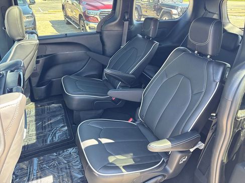 Used 2026 Chrysler Pacifica Limited w/ Uconnect Theater Family Group FWD image 21