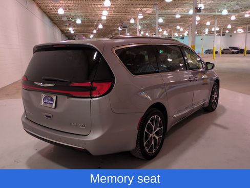 Used 2021 Chrysler Pacifica Limited AWD/4WD image 3